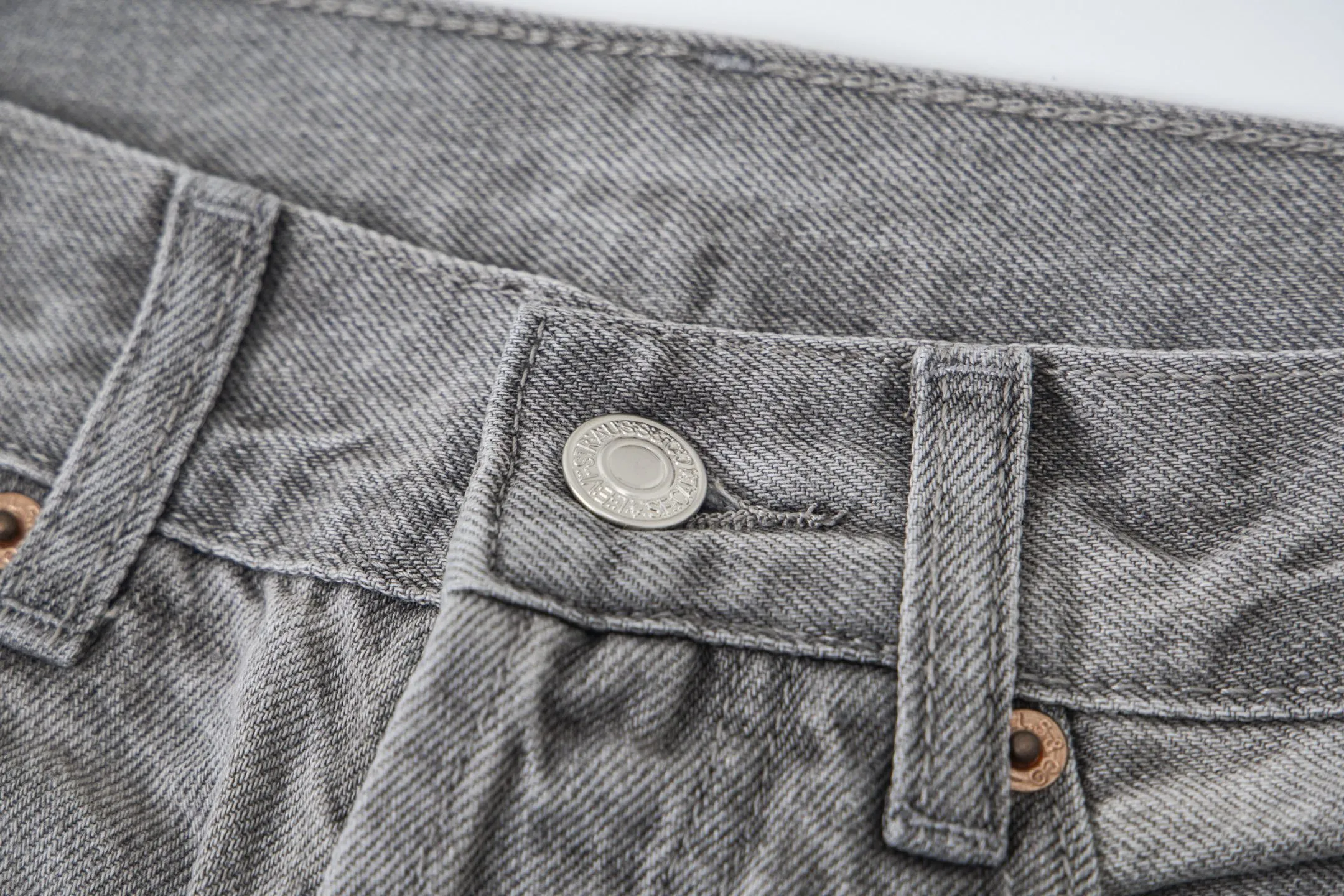 #8197 P220💰 DENIM TEARS Kapok American niche brand printed washed straight jeans. Produced by a major washed factory. Full of high-end feel. Knee part destroyed design with patchwork design. Already used as facade design. Leather waist nameplate. The focus of this style is not on washing, but on the destroyed shape and version. The secret lies in the craftsmanship of the master. The cost of post-production grinding, machining, knife cutting, etc. is far beyond comparison with assembly line products. Color: black, blue, gray. Size: 28-36 (corresponding to S-XXL)